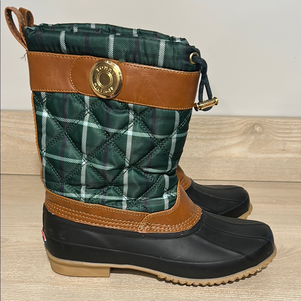 Tommy Hilfiger Plaid Quilted Winter/Rain Boots with Brown and Black Accents 8